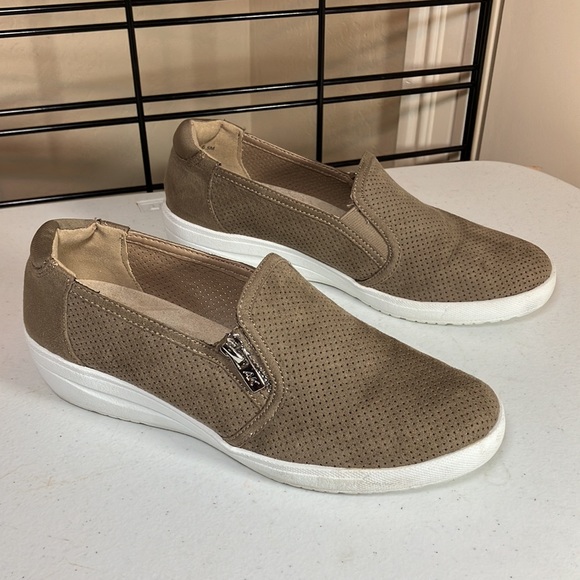 EUC Anne Klein 6.5 Women’s Taupe/Gray NISSA Casual Slip On Wedge - Picture 4 of 9